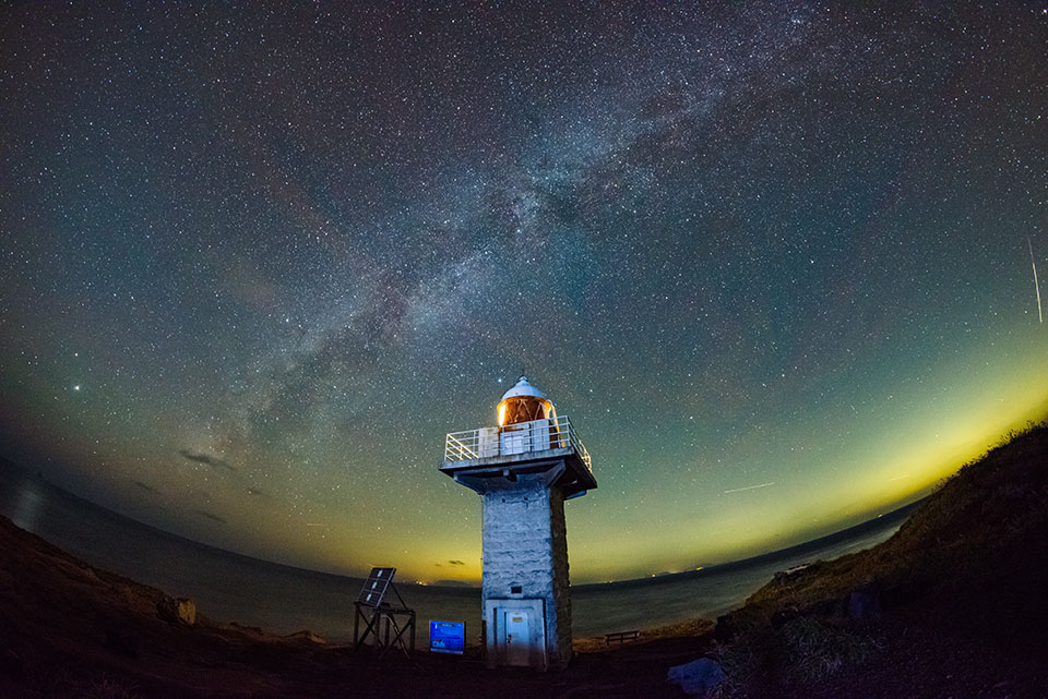 島でみつけた自然部門優秀賞　沖山　真人さんの作品「伊豆岬灯台と星空。」